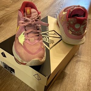 Nike Kyrie Low 5 Basketball shoe. Men’s size 8.5. Orchid/yellow strike